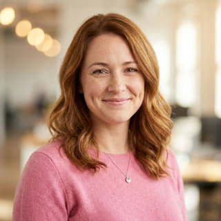 Emily Watson, chargée du service client chez Serein Rendévoire